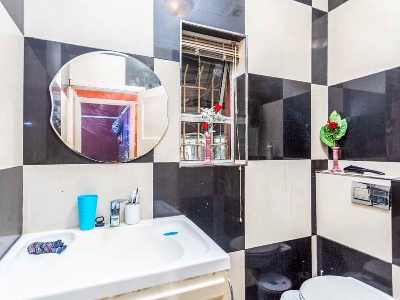 Beautiful 3 Bedroom Home For Sale In Brooklyn - Photo 9