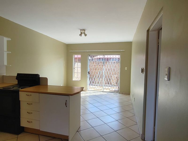 SPACIOUS 1 BEDR GROUNDFLOOR - Photo 4