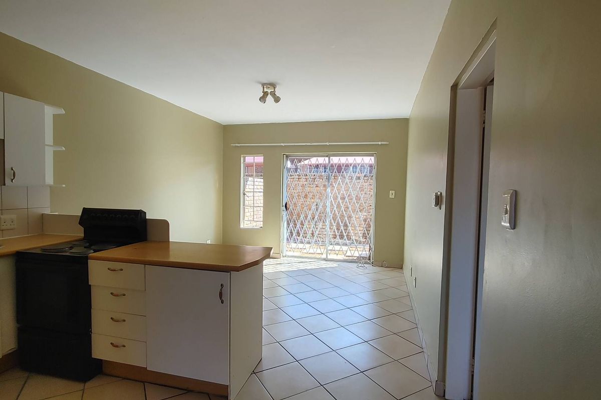 SPACIOUS 1 BEDR GROUNDFLOOR - Photo 4