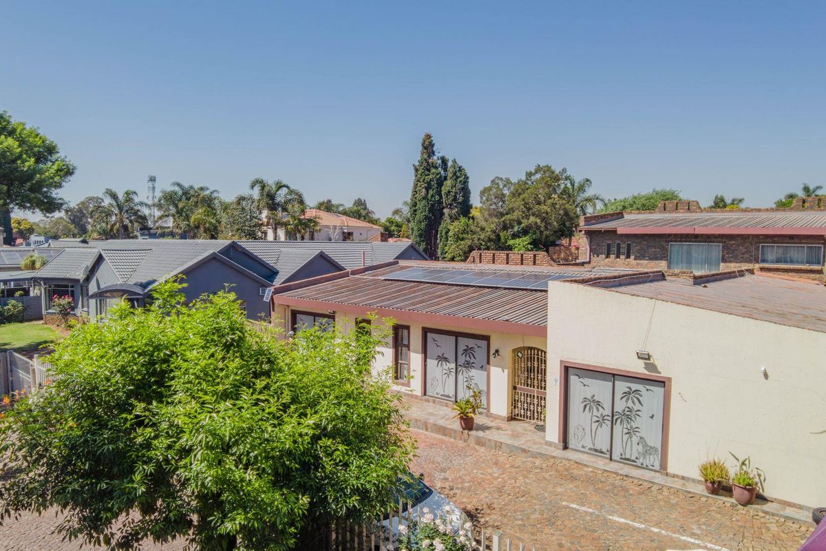 11 Bedroom Guest home in Lakefield x21. - Photo 3