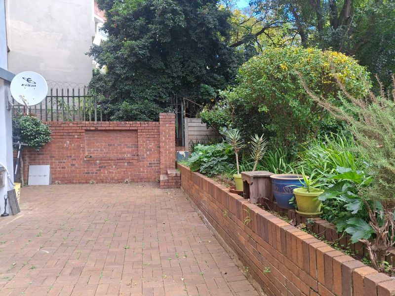 A CHARMING THREE BEDROOM GARDEN APARTMENT - Photo 4