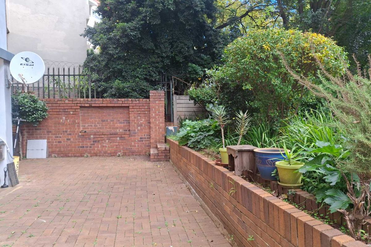 A CHARMING THREE BEDROOM GARDEN APARTMENT - Photo 5