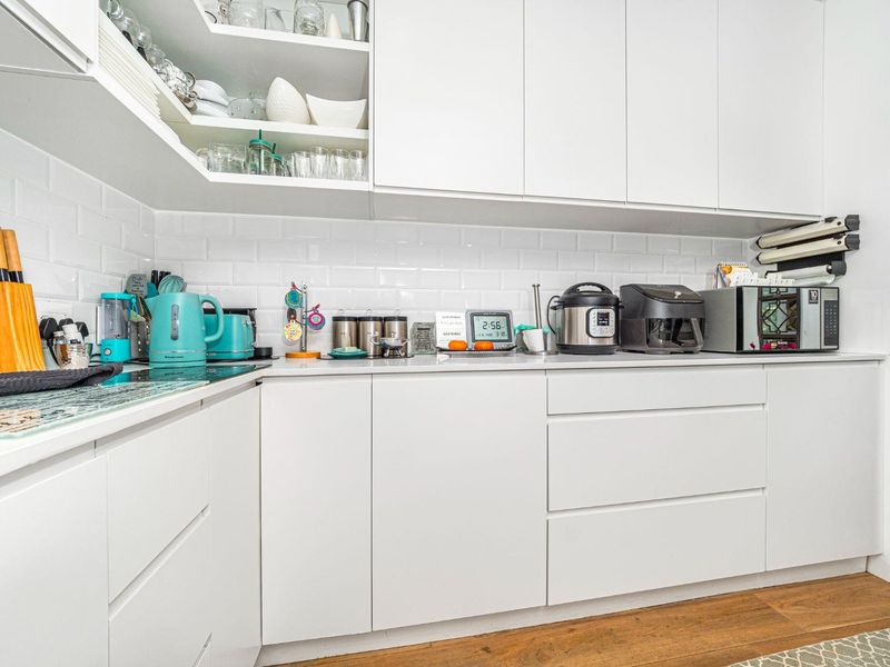 Modern & Secure 3 Bedroom Home - Photo 4