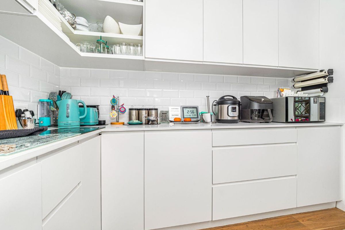 Modern & Secure 3 Bedroom Home - Photo 4