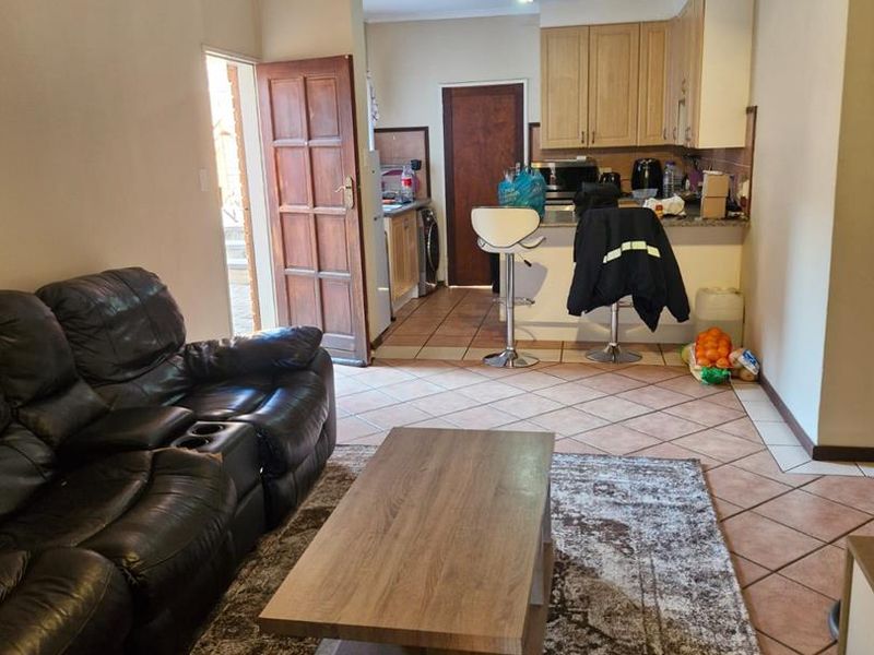 Modern 3-Bedroom Ground Floor Unit with Private Garden - Photo 5