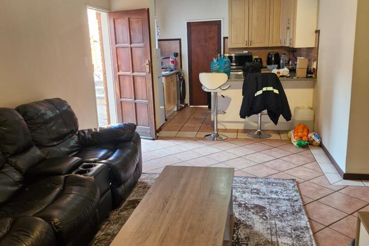 Modern 3-Bedroom Ground Floor Unit with Private Garden - Photo 5