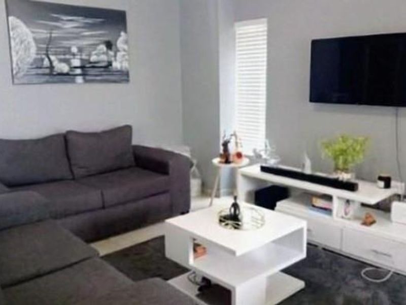 3 Bedroom Family Townhouse To Let - Photo 2
