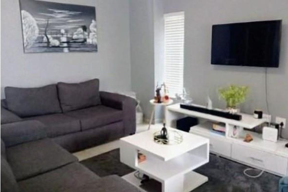 3 Bedroom Family Townhouse To Let - Photo 2