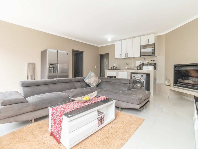 Beautifully-renovated 1-Bedroom Garden Cottage to Let in Hurlingham Manor - Photo 6