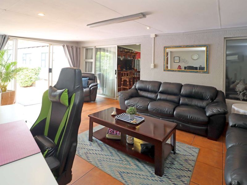 Large Family home for the Entertainer - Photo 10