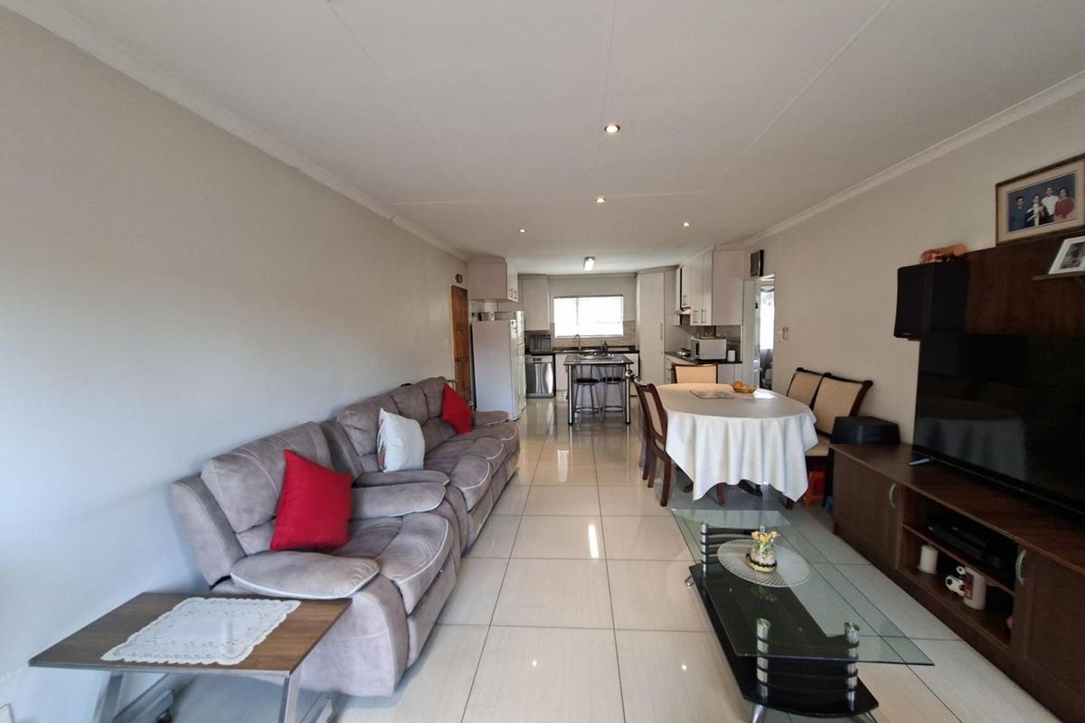 Gorgeous, Spacious 2 Bedroom,1 Bathroom Upstairs Apartment - Photo 4