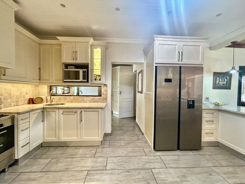 Charming family home on a corner stand, near popular schools and the University. - Photo 5