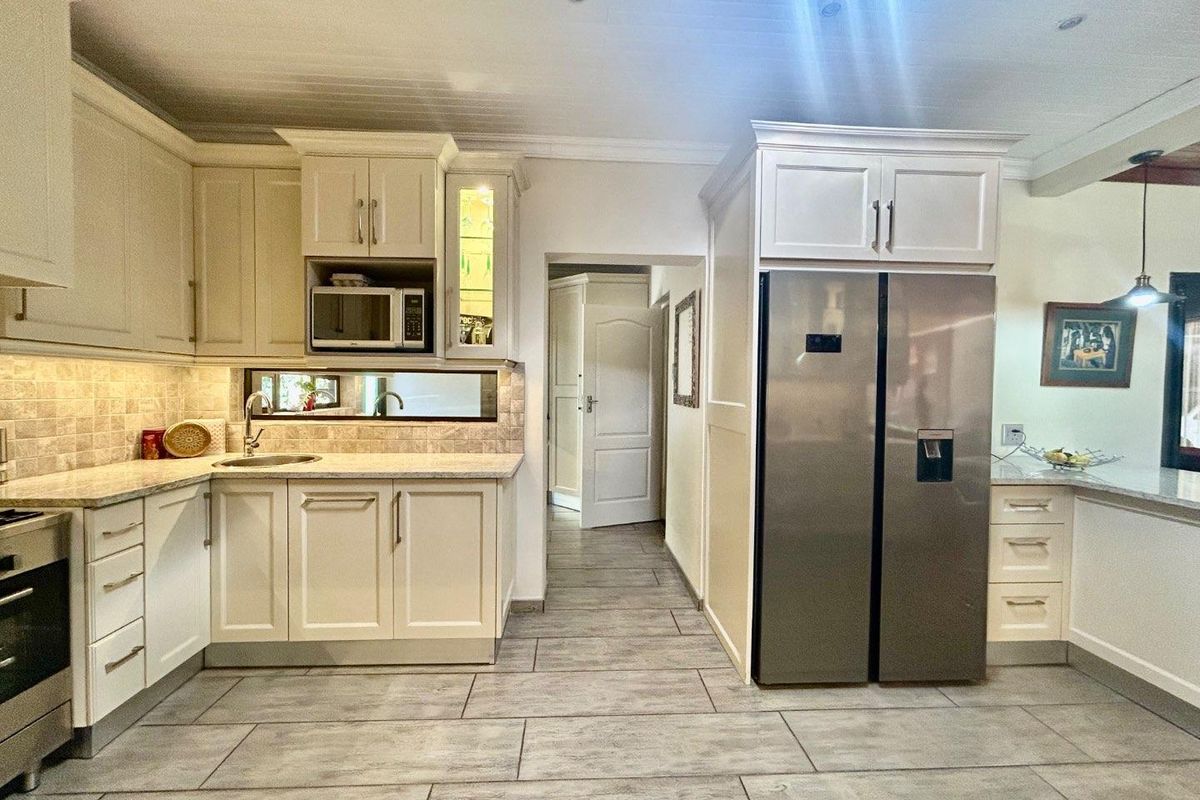 Charming family home on a corner stand, near popular schools and the University. - Photo 5