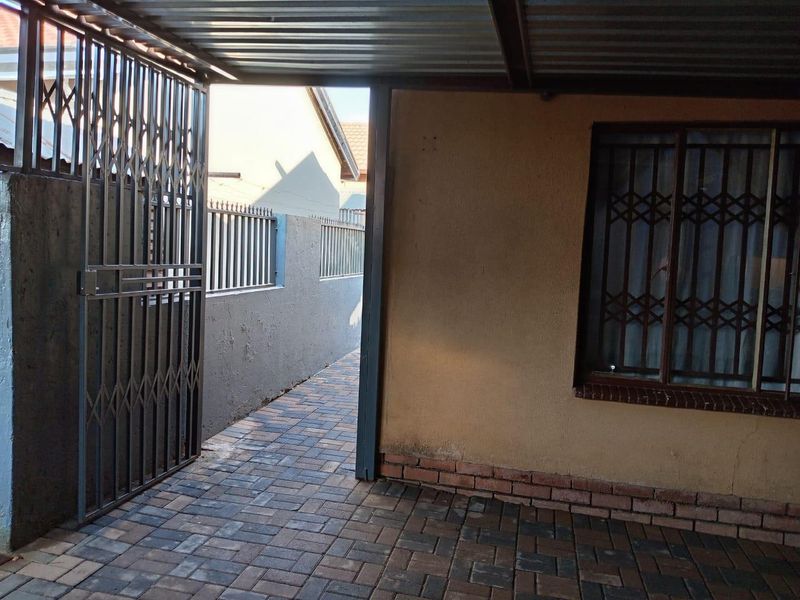 3 Bedroom House for Sale in Soshanguve Vv - Photo 4