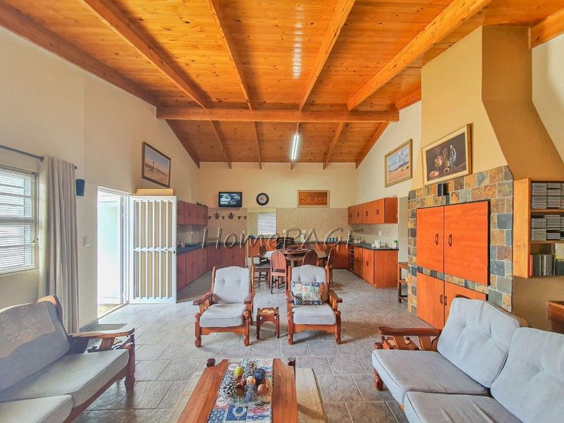 Ext 6, Henties Bay:  4 Bedr home with 4-car Garage is for Sale - Photo 3