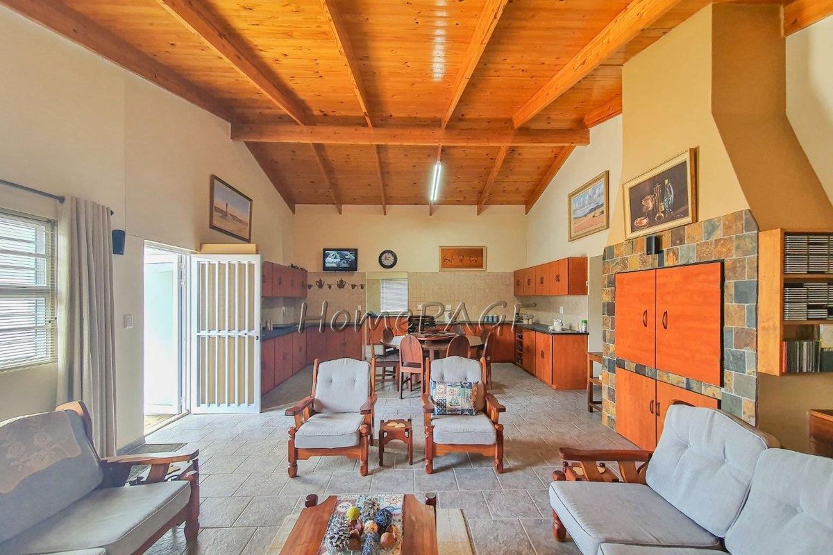 Ext 6, Henties Bay:  4 Bedr home with 4-car Garage is for Sale - Photo 3