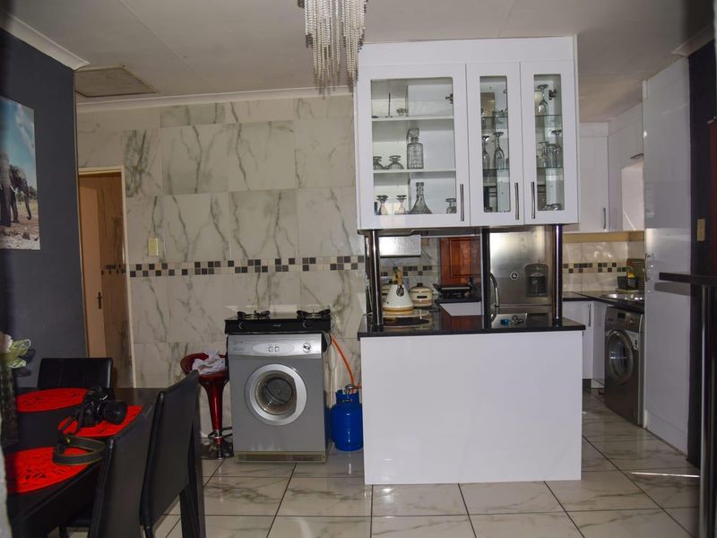 Clayville - R 960 000 Lovely Home ! - Photo 9