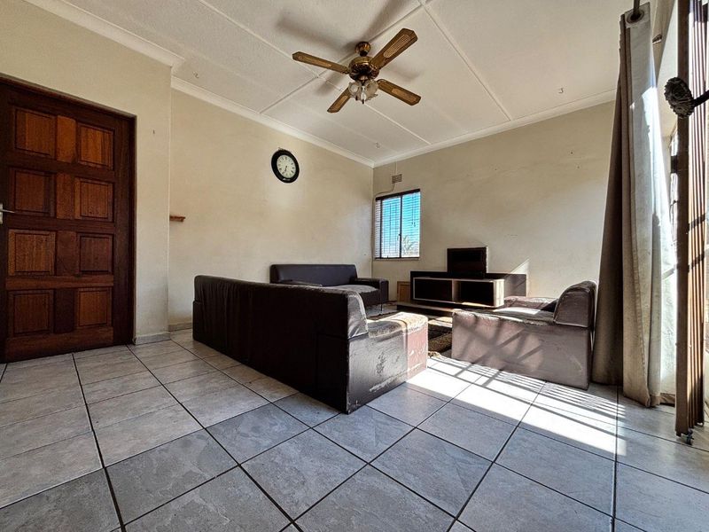 Spacious 3-Bedroom Family Home with Jacuzzi & Entertainment Lapa | Wannenburghoogte, Germiston - Photo 4