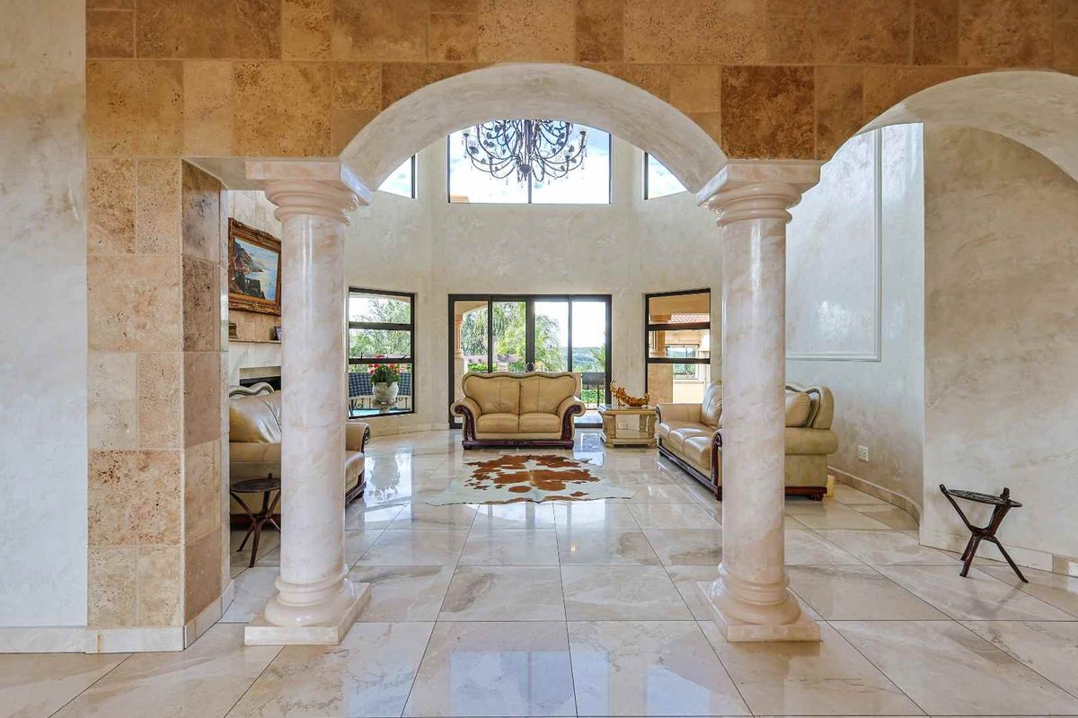 Magnificent Luxury Estate with Panoramic Views in Mooikloof Heights - Photo 4