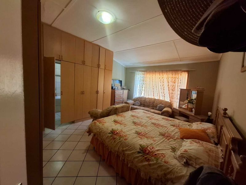 🏡 FOR SALE | Pioneerspark  4-Bedroom House with Bachelor Flat – N$ 4,100,000 - Photo 9