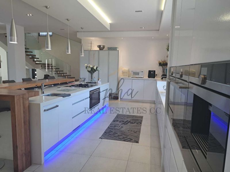 Stylish 5 bedroom home with indoor pool for sale in prime area in Walvis Bay selling for N$10.5 mil - Photo 9