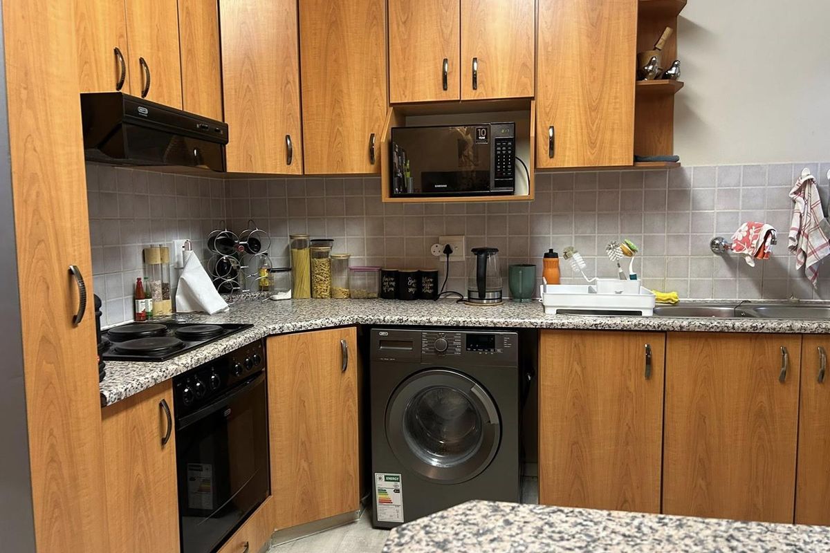 The perfect unit in the right place — this 3-bedroom unit offers comfortable living just minutes from The Grove - Photo 4