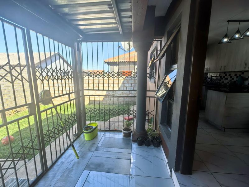 THREE BEDROOM HOME FOR SALE IN SPRINGS - Photo 2