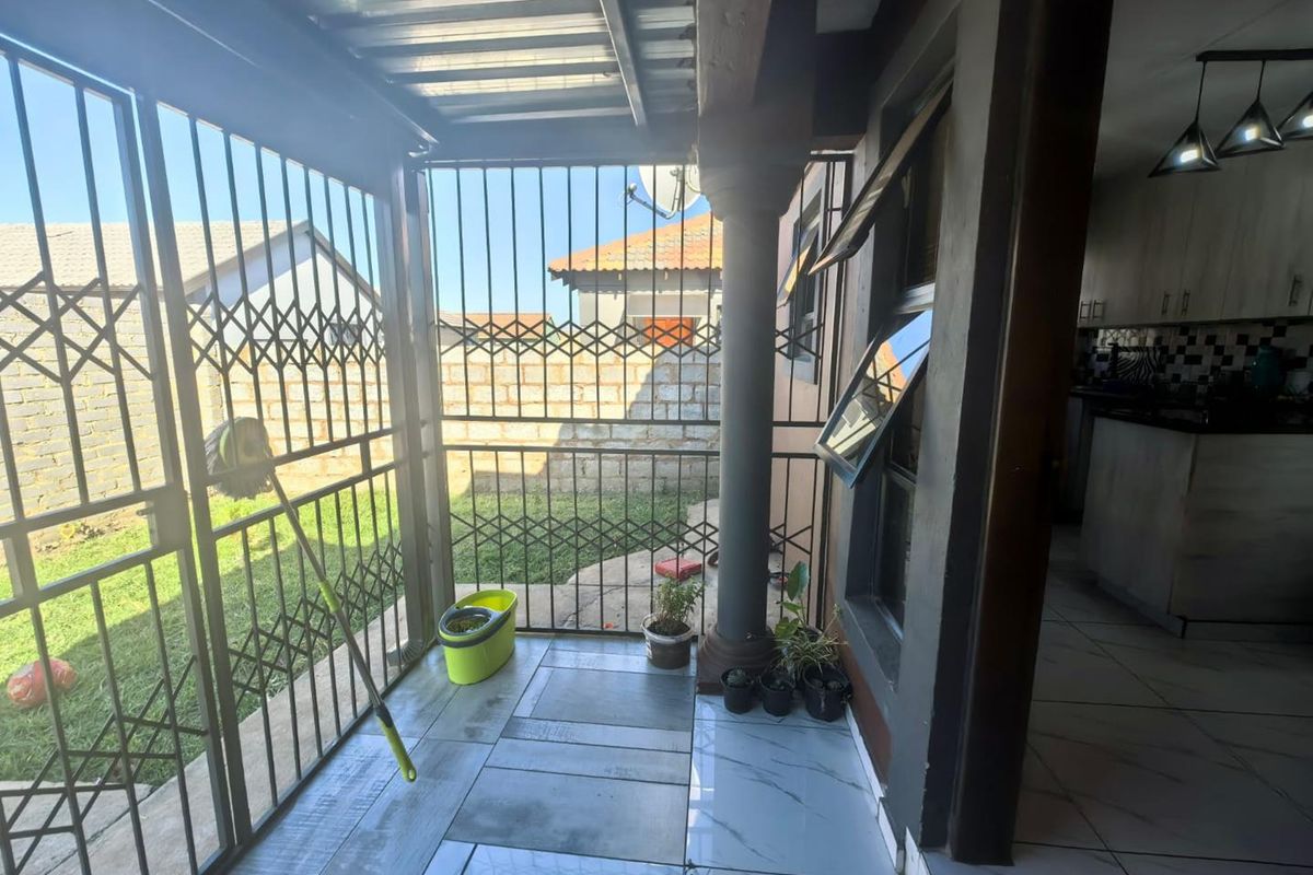 THREE BEDROOM HOME FOR SALE IN SPRINGS - Photo 2