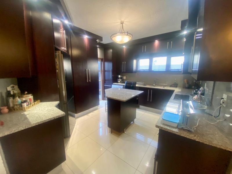 Elegant Ground-Floor Unit with Private Garden in Sought-After Complex - Photo 8