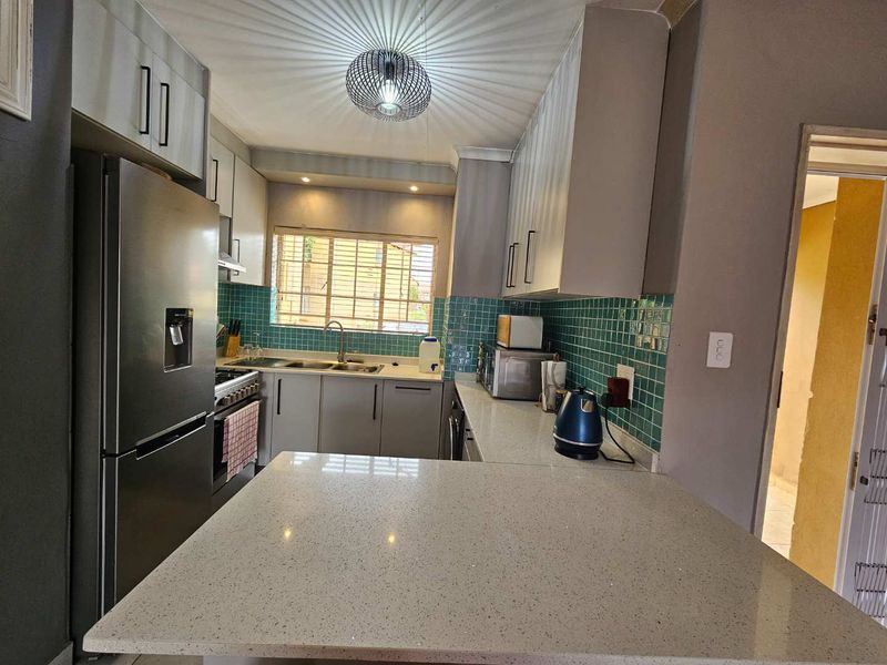 2 bedroom town house in the heart of Eldorette - Photo 2