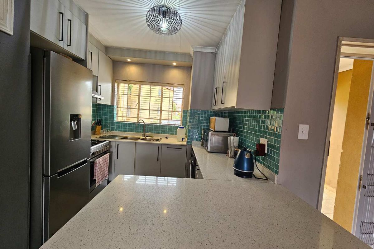 2 bedroom town house in the heart of Eldorette - Photo 2