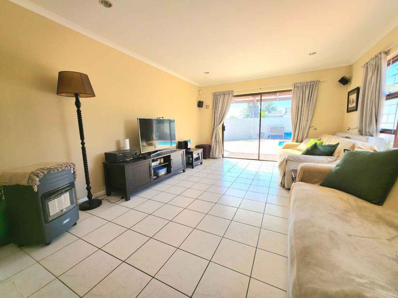 Spacious 4-Bedroom Family Home in Tygerhof, Cape Town - Photo 7