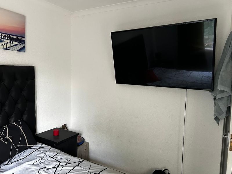 Two bedroom upstairs unit - Photo 8