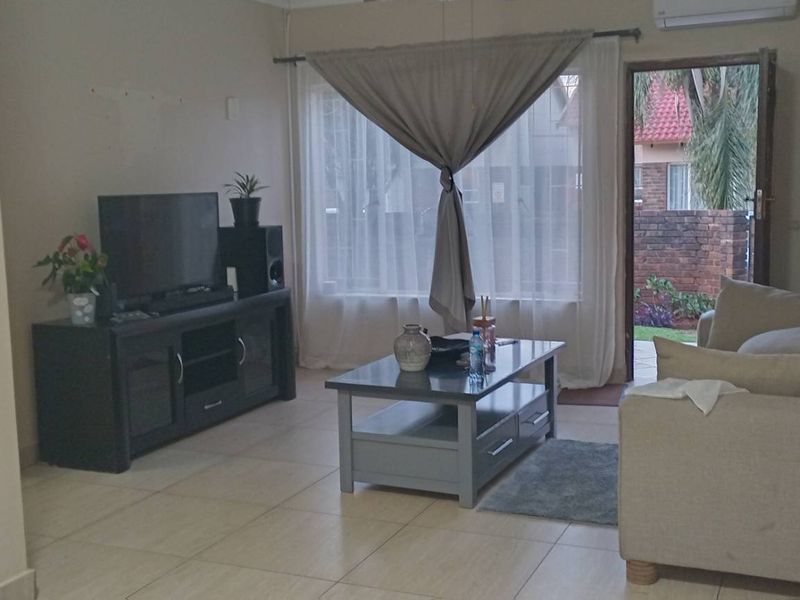 "Spacious 2-Bed, 1 Bath Townhouse in Prime Location " - Photo 7