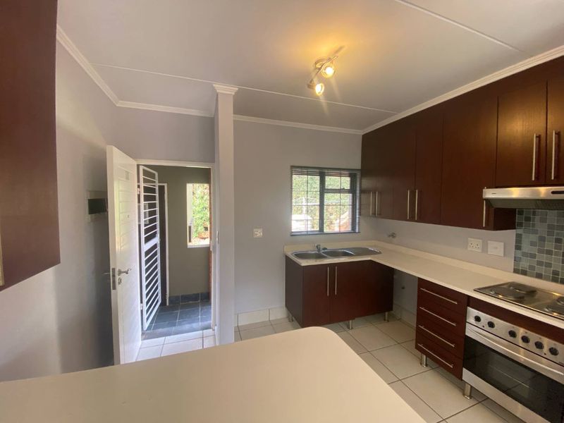 Ground Floor Gem with Private Garden & Pet Friendly Living - Photo 4