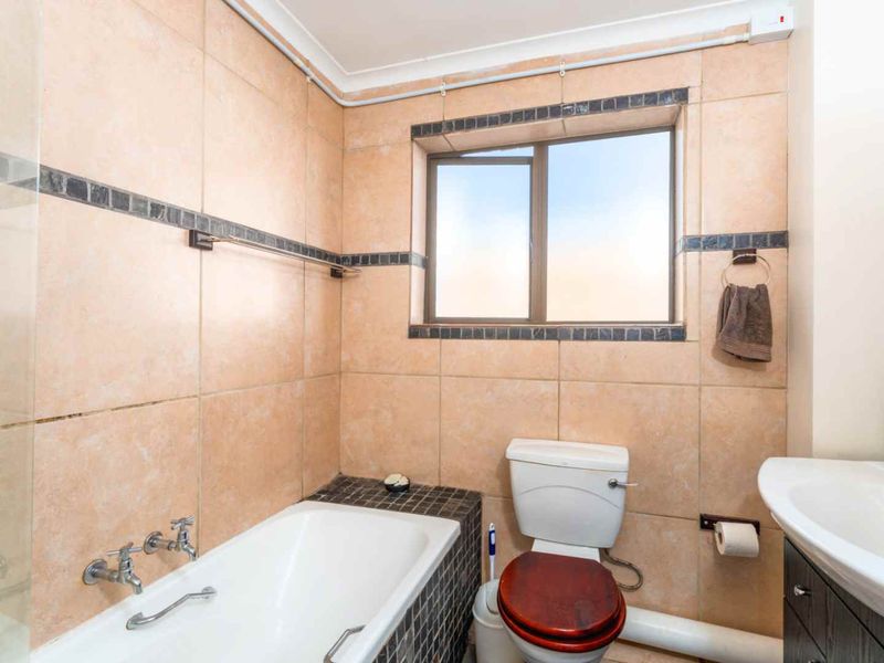 Three-Storey Three-Bed Sun-Kissed Views at Royal Mews - Photo 10
