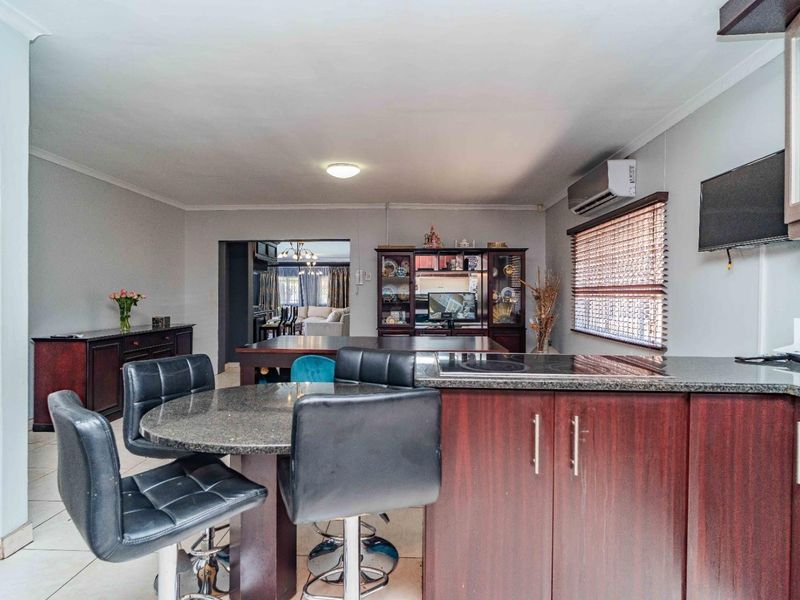 Jaw-dropping Stunner! Ultimate dream house at an unbeatable price! - Photo 10