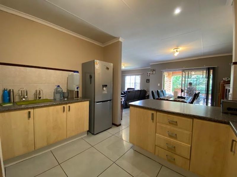 Three bedroom townhouse in Equestria Estate. - Photo 10