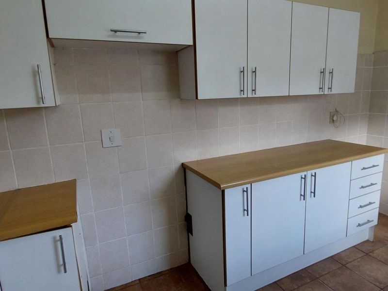 Charming 3-Bedroom Home with Separate Flatlet for Sale in Port Alfred - Photo 7