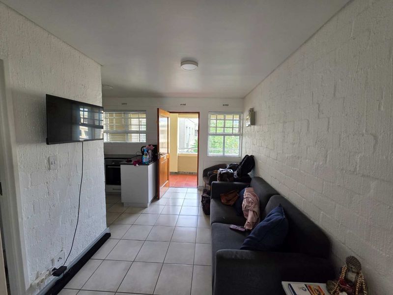 Beautifully renovated and furnished 2 Bed 1 Bath Apartment with Balcony - Photo 5