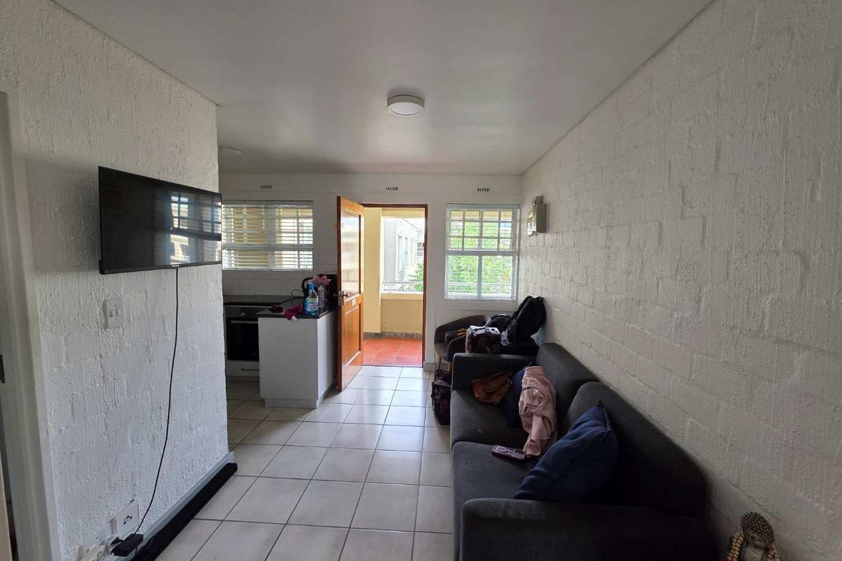 Beautifully renovated and furnished 2 Bed 1 Bath Apartment with Balcony - Photo 5