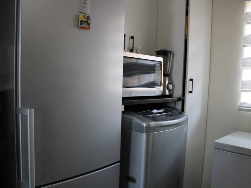 Modern Kitchen & Cozy Lounge in a 2-Bed Delight! - Photo 4