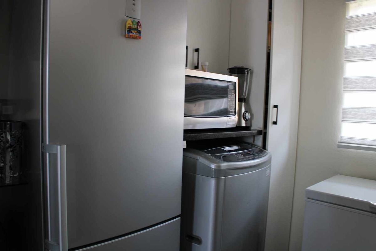 Modern Kitchen & Cozy Lounge in a 2-Bed Delight! - Photo 4