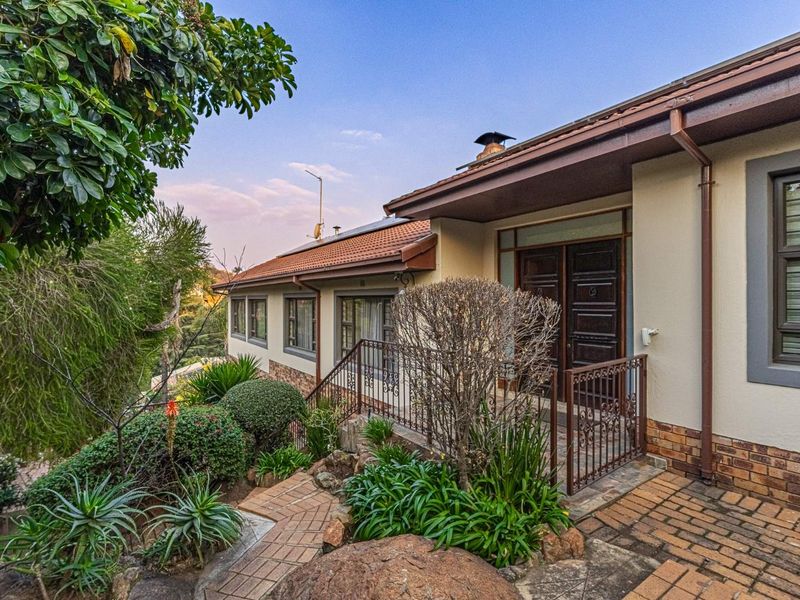 Luxury Family Home with Spectacular Panoramic Views in Glenvista - Photo 10