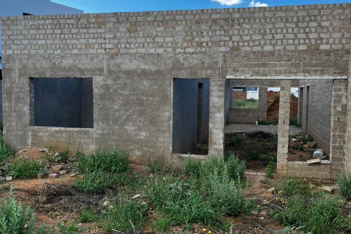 4 Bedroom House For Sale in Academia - Photo 4