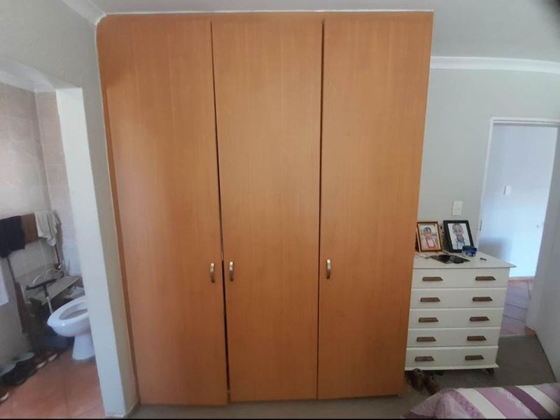 Contemporary Lock-Up-and-Go 2-Bedroom Townhouse in Ravensklip. - Photo 4
