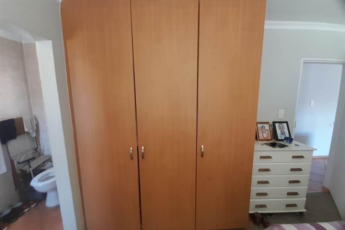 Contemporary Lock-Up-and-Go 2-Bedroom Townhouse in Ravensklip. - Photo 4