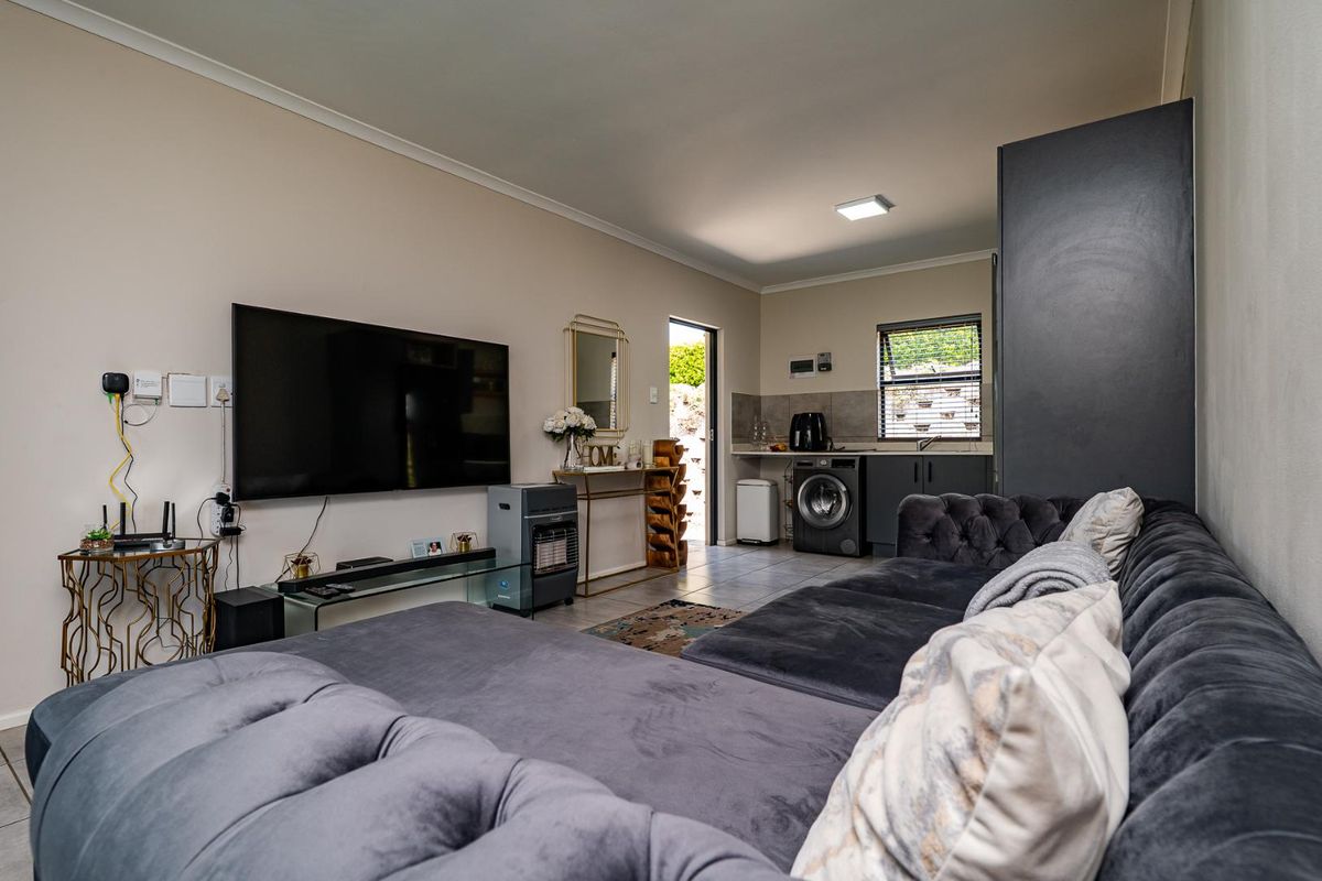 4 Bedroom Freestanding Home - Photo 4
