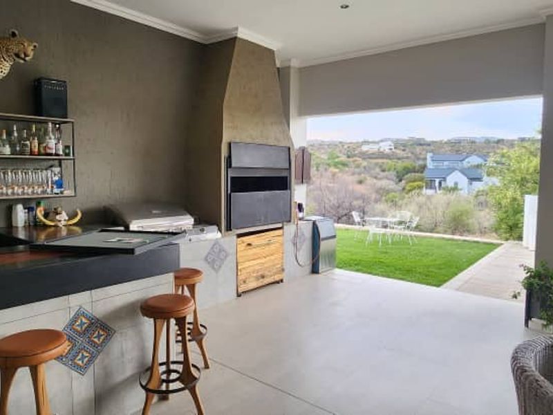 All On One Level Family Home With Lovely Views, Safe And Secure. - Photo 2
