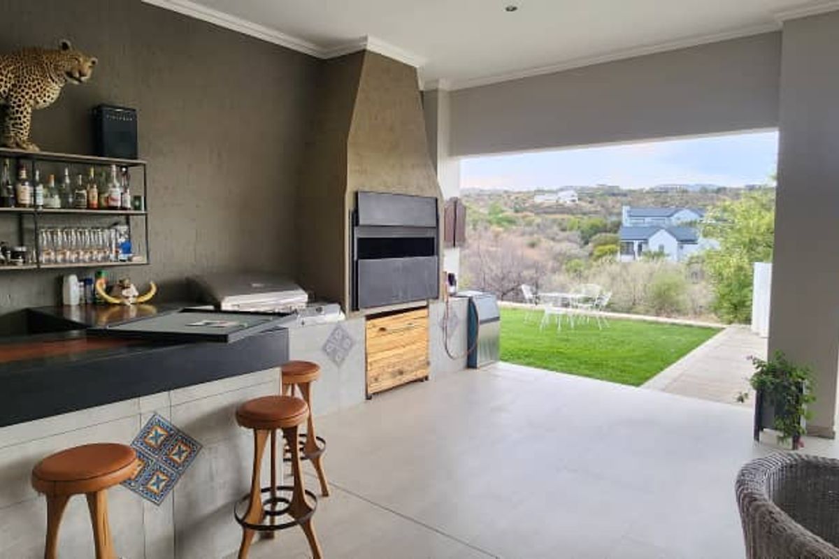 All On One Level Family Home With Lovely Views, Safe And Secure. - Photo 2